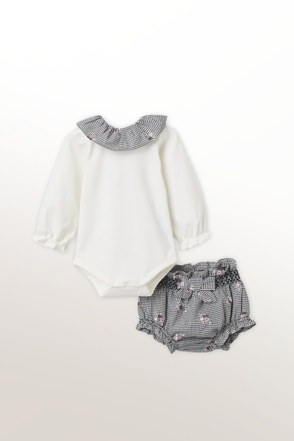 Conjunto body y pantalón corto blanco recién nacida