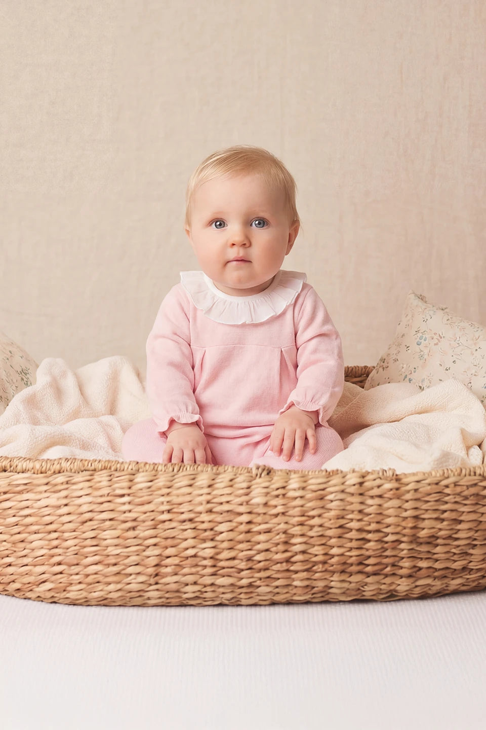 Pijama rosa con cuello blanco